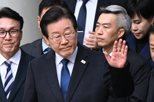 이재명 더불어민주당 이재명 대표가 25일 오후 서울 서초구 서울중앙지법에서 열린 '위증교사' 혐의 사건 1심 선고 공판에 출석한 뒤 지지자들에게 인사하고 있다. 사진공동취재단=연합뉴스